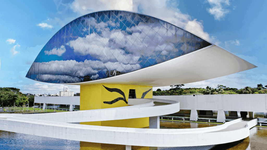 Museu Oscar Niemeyer, ou Museu do Olho, em Curitiba.