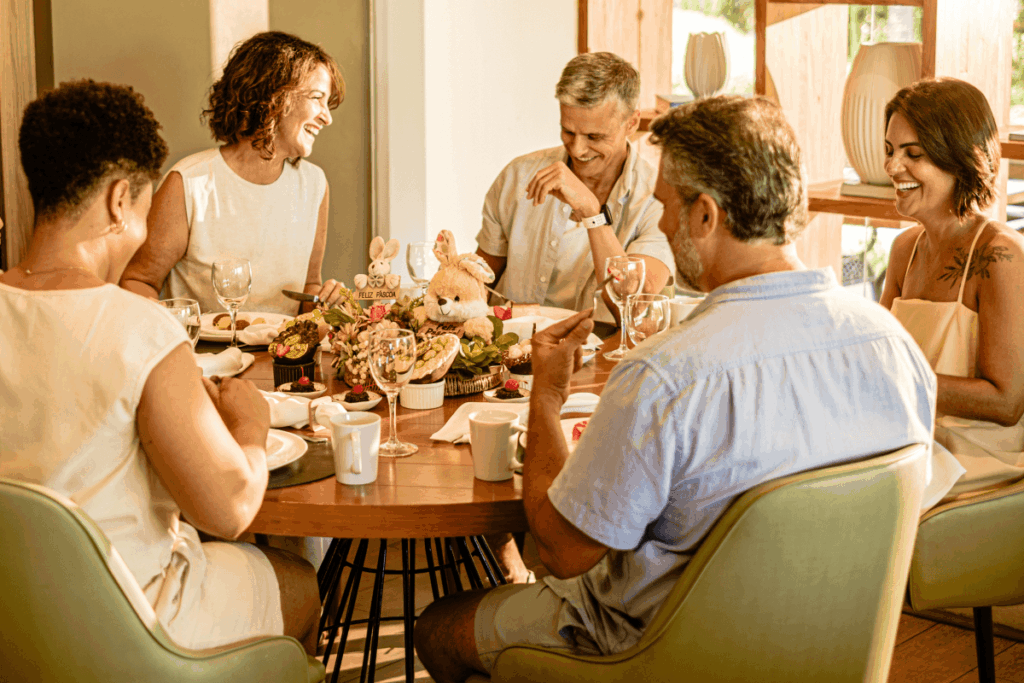 Almoço de Páscoa em família com decoração de ovos e narcisos amarelos.