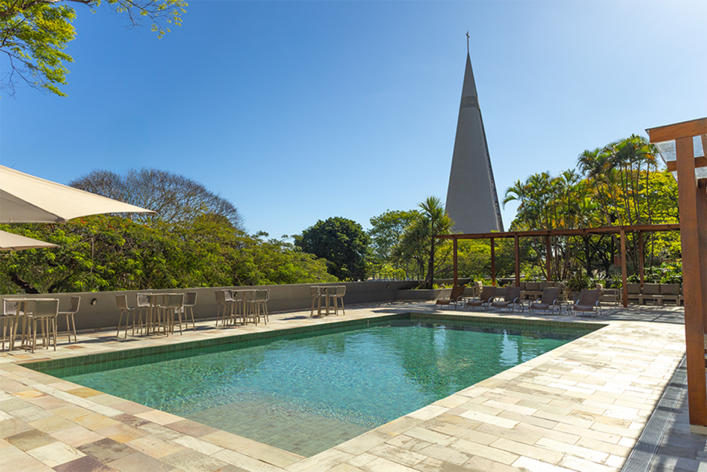 Área de piscina da Rede Deville com infraestrutura completa de lazer, conforto e bem-estar para hóspedes em viagens pelo Brasil.