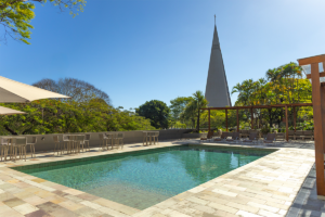 Área de piscina da Rede Deville com infraestrutura completa de lazer, conforto e bem-estar para hóspedes em viagens pelo Brasil.