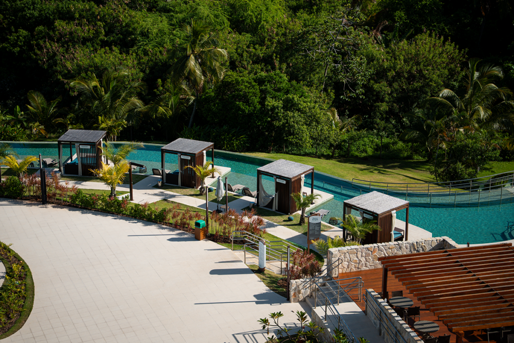Bangalôs do Deville Prime Salvador cercados pela natureza, com estrutura de alto padrão para férias, eventos e hospedagem exclusiva na Bahia.