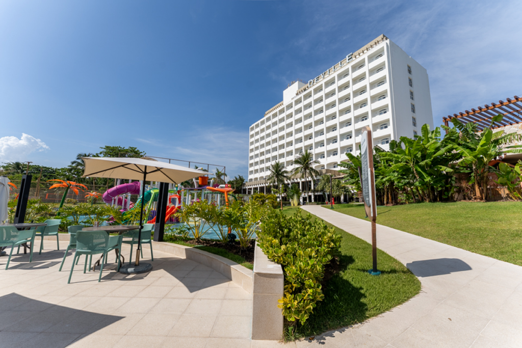 Vista externa de hotel da Rede Deville em Salvador, referência em hospedagem de luxo, conforto e localização estratégica para lazer e negócios no Brasil.