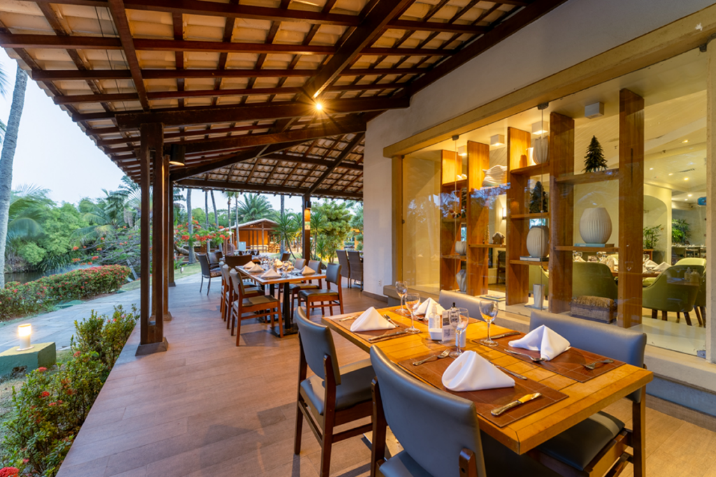 Restaurante sofisticado da Rede Deville em Salvador, oferecendo experiência gastronômica premium para hóspedes em viagens de lazer e negócios.