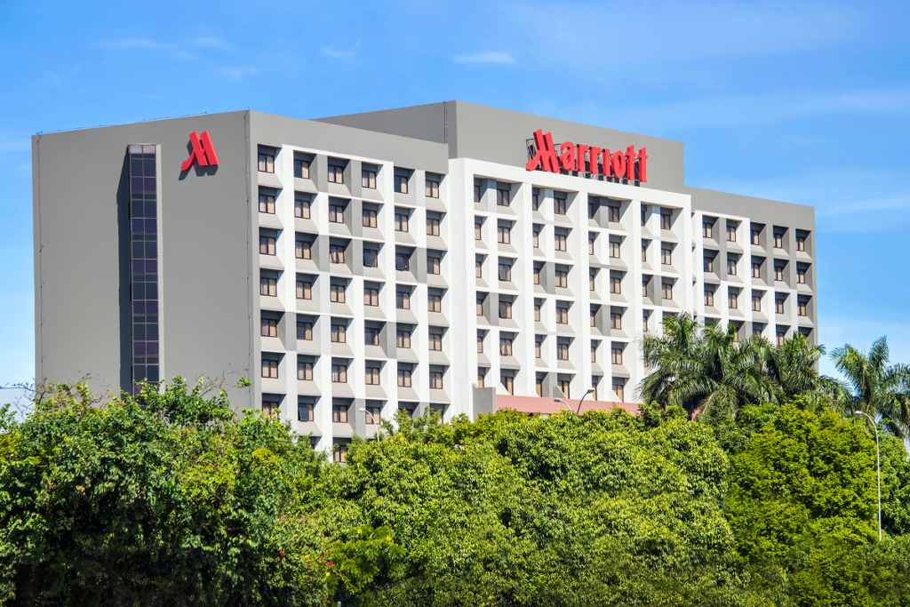 Vista externa do Marriott São Paulo Airport administrado pela Deville, hotel próximo ao aeroporto com padrão internacional de hospedagem.