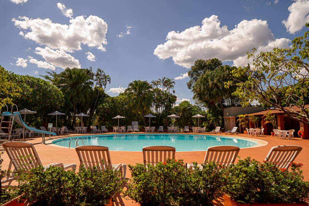 Piscina do Deville Express Guaíra, hotel com localização estratégica, conforto e praticidade para viagens corporativas e de lazer.