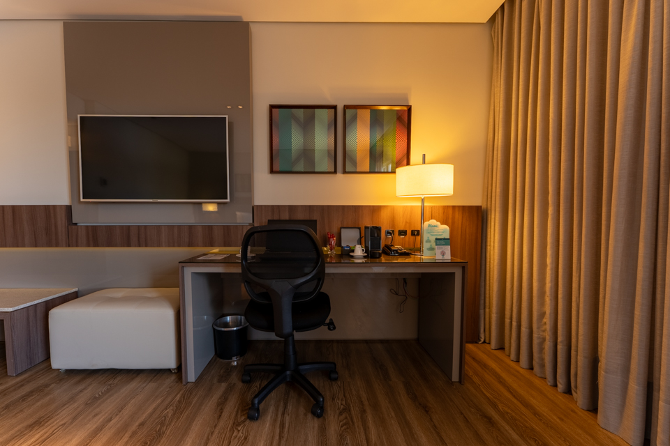 Apartamento da Rede Deville com conforto e funcionalidade para hóspedes em viagens corporativas e eventos empresariais.