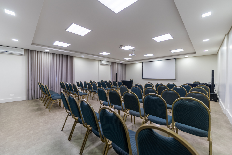 Sala para eventos corporativos da Rede Deville equipada para reuniões, treinamentos e convenções empresariais.