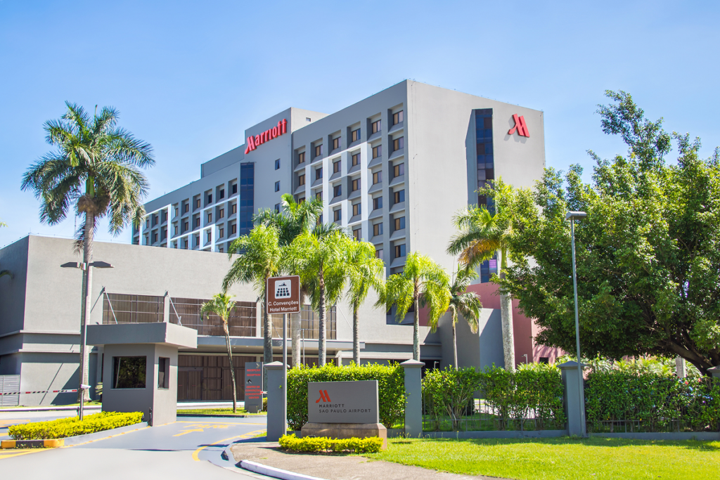 Fachada do Marriott São Paulo Airport administrado pela Rede Deville, com localização estratégica para viagens corporativas.