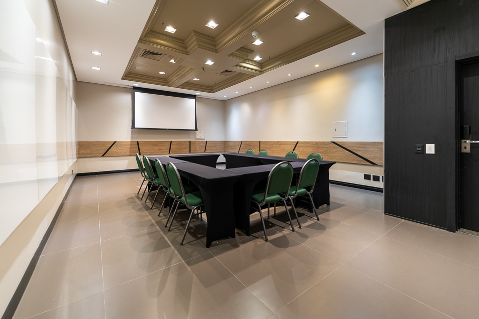 Sala de reuniões da Rede Deville com infraestrutura completa para encontros corporativos e eventos empresariais.