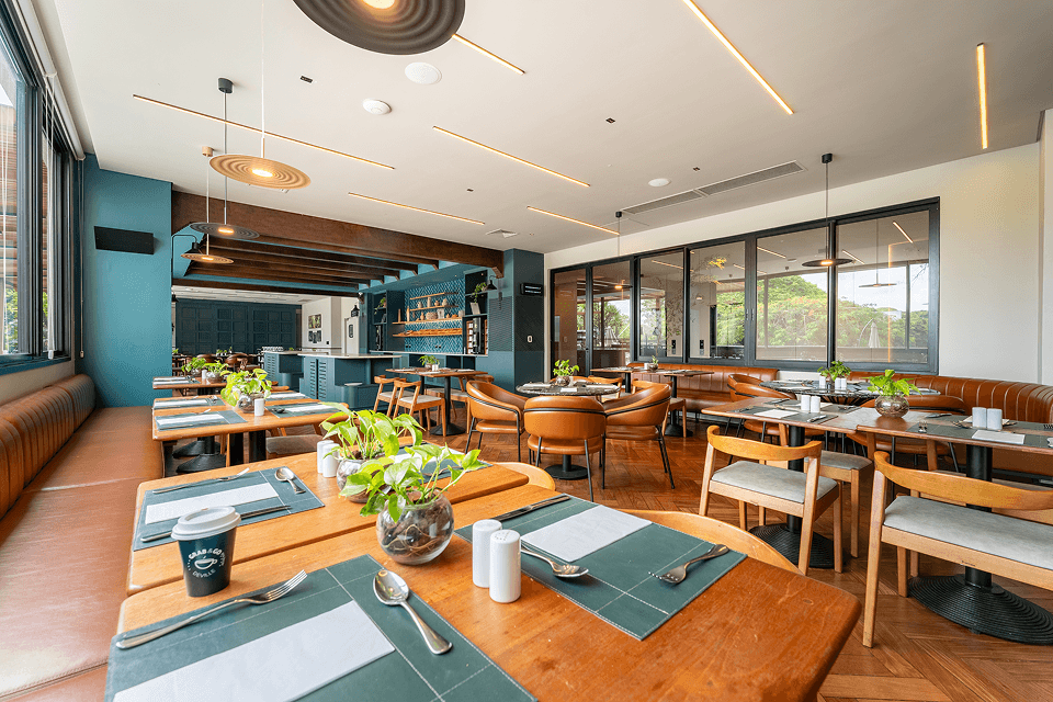 Restaurante Alecrim do Hotel Deville Prime Maringá, no centro da cidade.