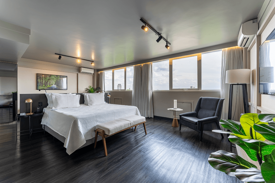 Apartamento do Hotel Deville Prime Maringá com estrutura confortável para viagens a lazer ou negócios.