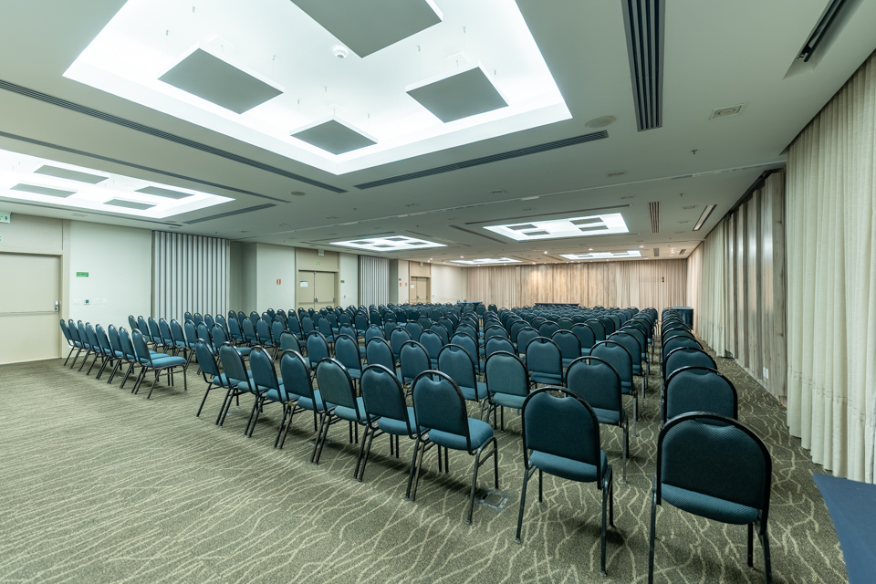 Sala equipada para eventos corporativos no Hotel Deville Prime Salvador, com estrutura para reuniões e convenções.