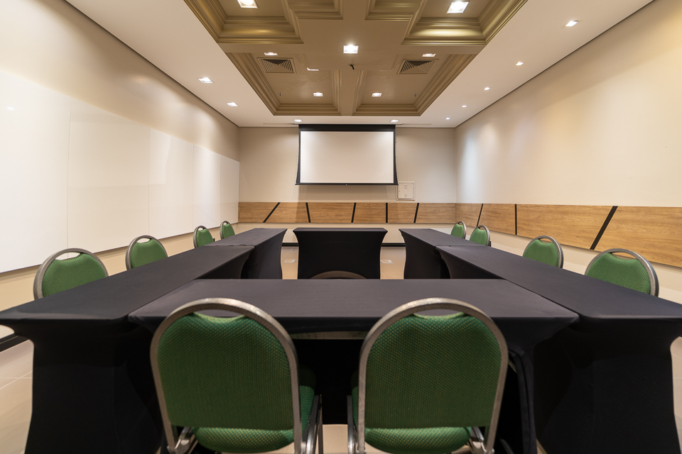 Sala para eventos corporativos no Hotel Deville Prime Porto Alegre, preparada para reuniões, treinamentos e convenções.