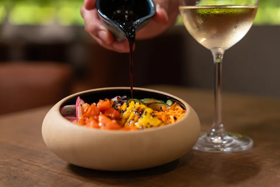 Prato finalizado da gastronomia do Hotel Deville Prime Cuiabá servido com acompanhamento de vinho.