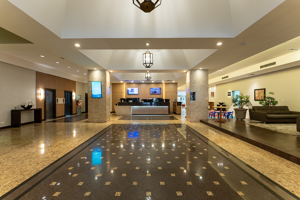 Lobby e recepção do Hotel Deville Prime Maringá, no Paraná.