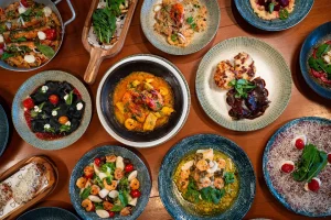 Mesa com diferentes pratos da gastronomia do Hotel Deville Prime Salvador.
