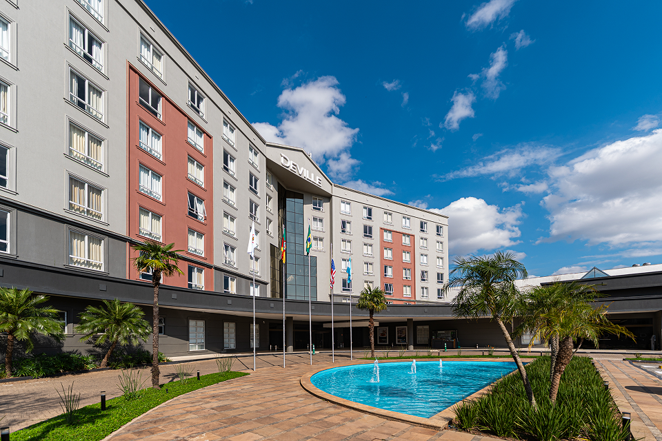 Área externa do Hotel Deville Prime Porto Alegre