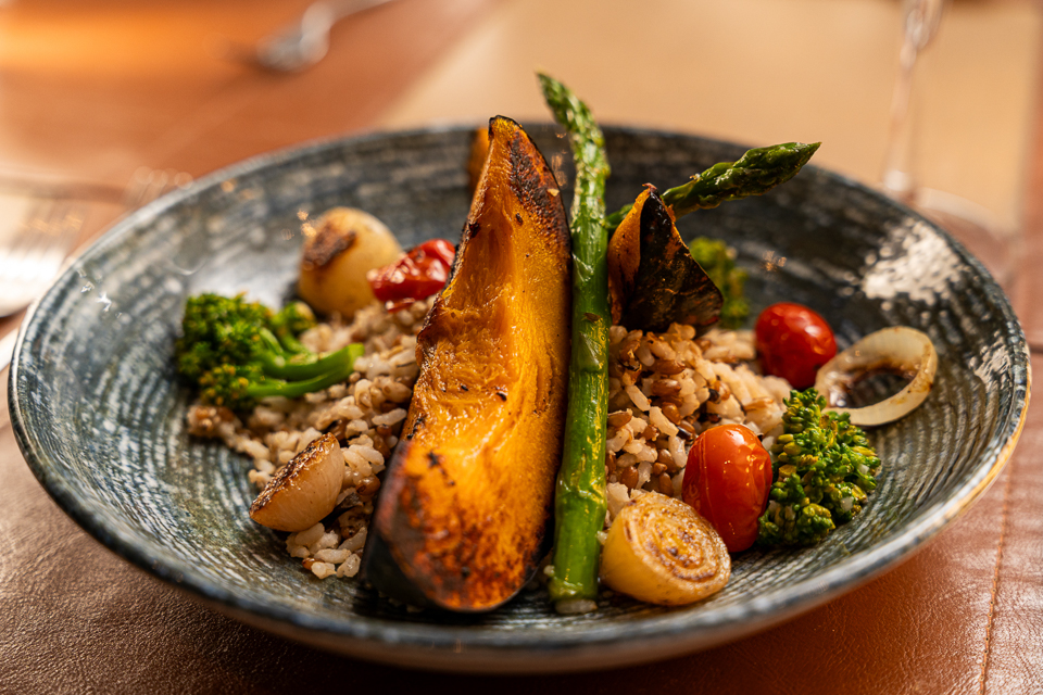 Prato da gastronomia do Hotel Deville Prime Porto Alegre com ingredientes variados.